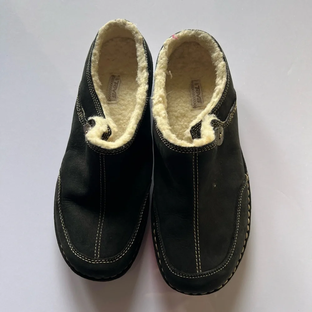 Teva sleek black